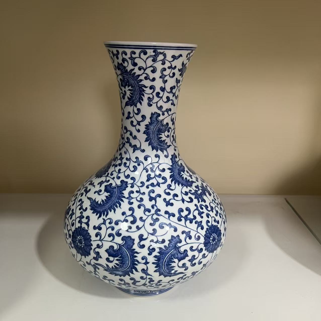 景德镇缠枝凤尾草扁肚瓶【高33肚23口11】