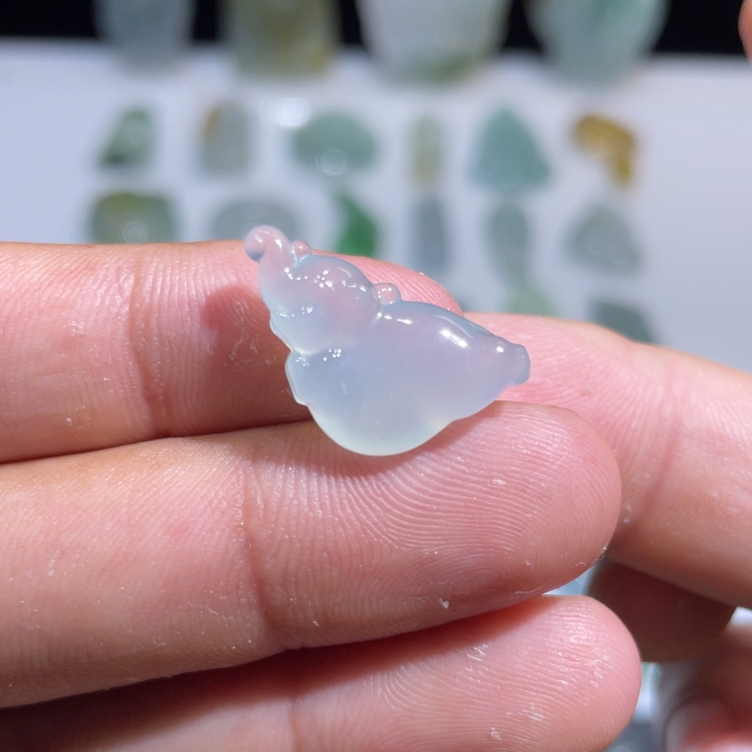 颈饰未镶嵌翡翠小象