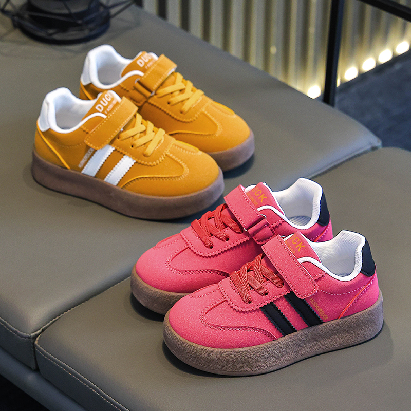 草莓熊女童皮面德训鞋2025春季新款儿童运动鞋潮色粉鞋子软底板鞋