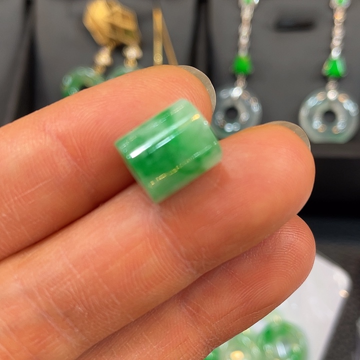 翡翠未镶嵌颈饰路路通