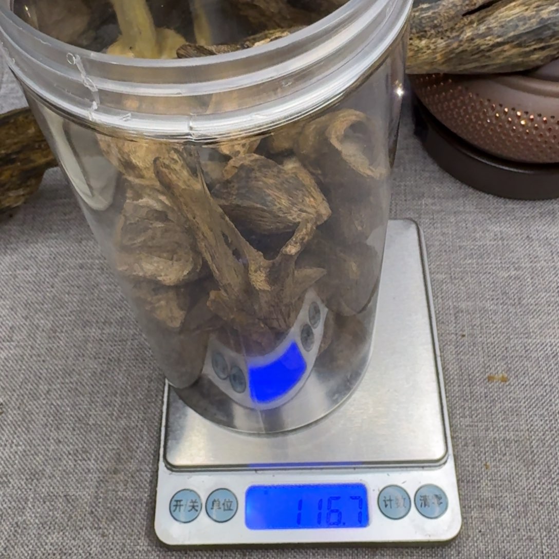 楠木雷****自奇楠留疤原材料116.7克