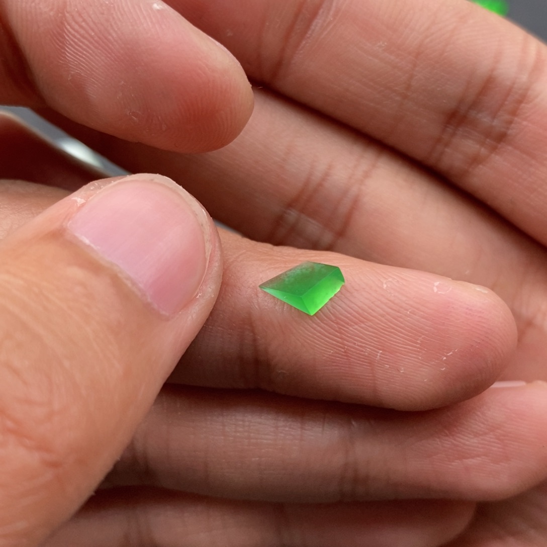 翡翠耳饰未镶嵌翡翠