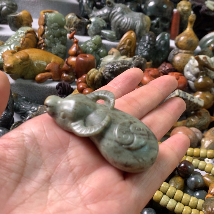 未镶嵌岫岩河磨玉（透闪石质玉）把件