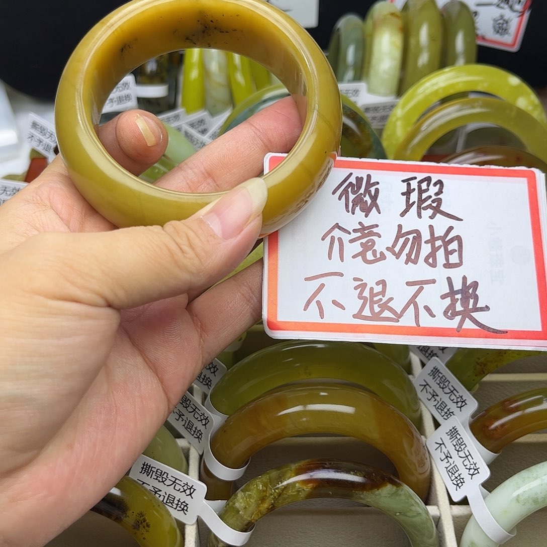 天***签蛇纹石玉未镶嵌手镯