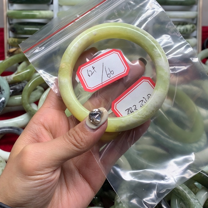 未镶嵌蛇纹石玉手镯小**?66