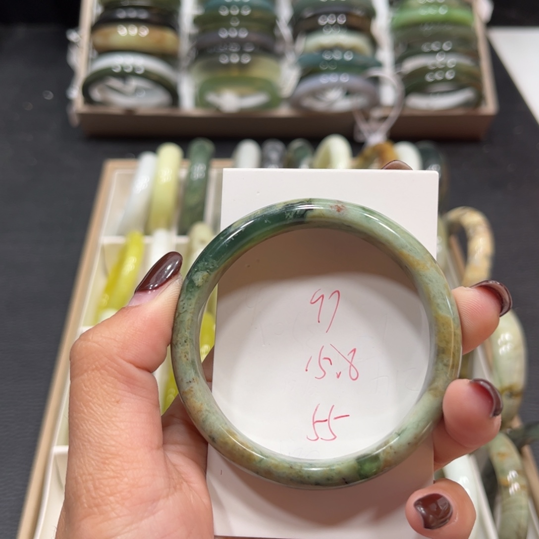 蛇纹石玉未镶嵌手镯