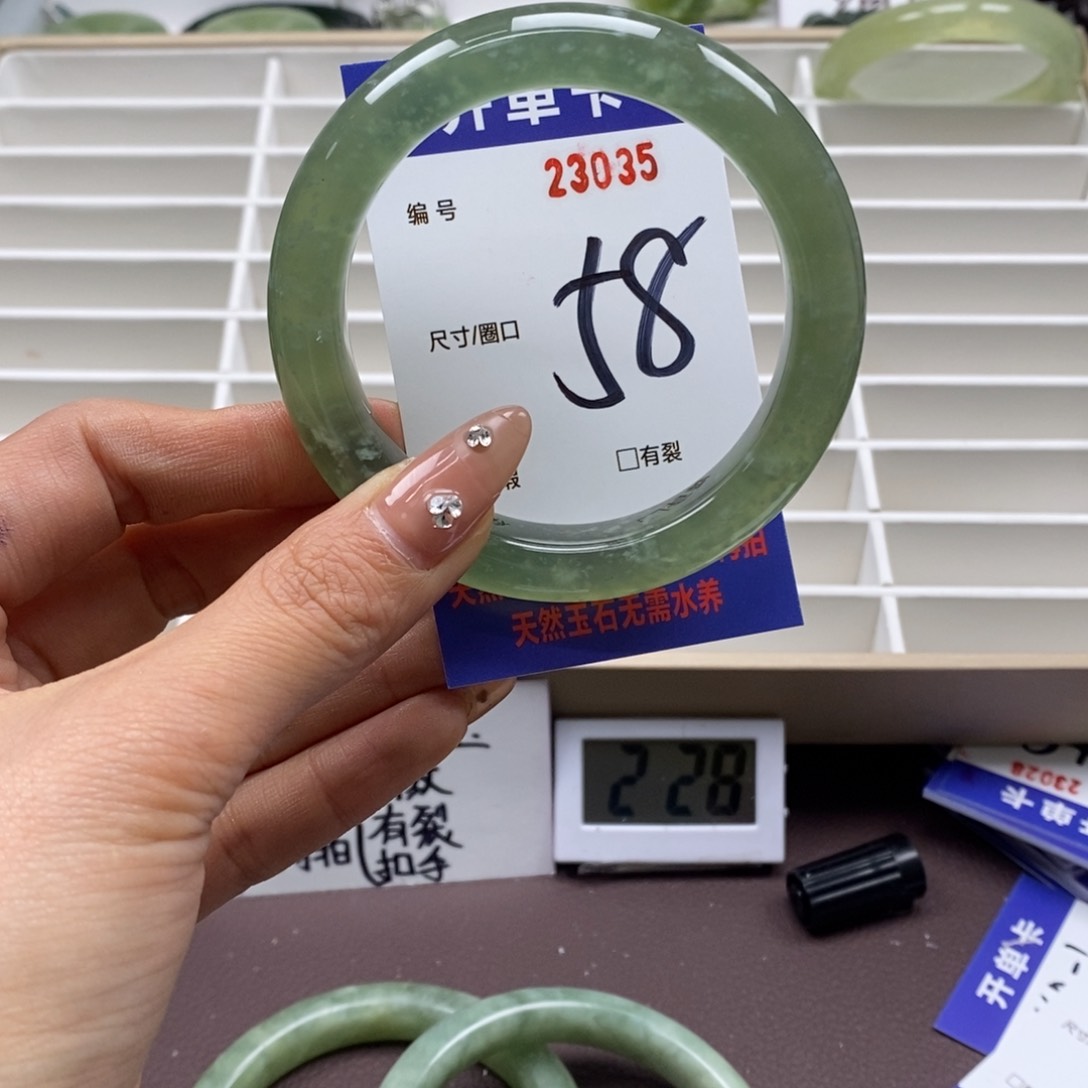 蛇纹石玉手镯未镶嵌