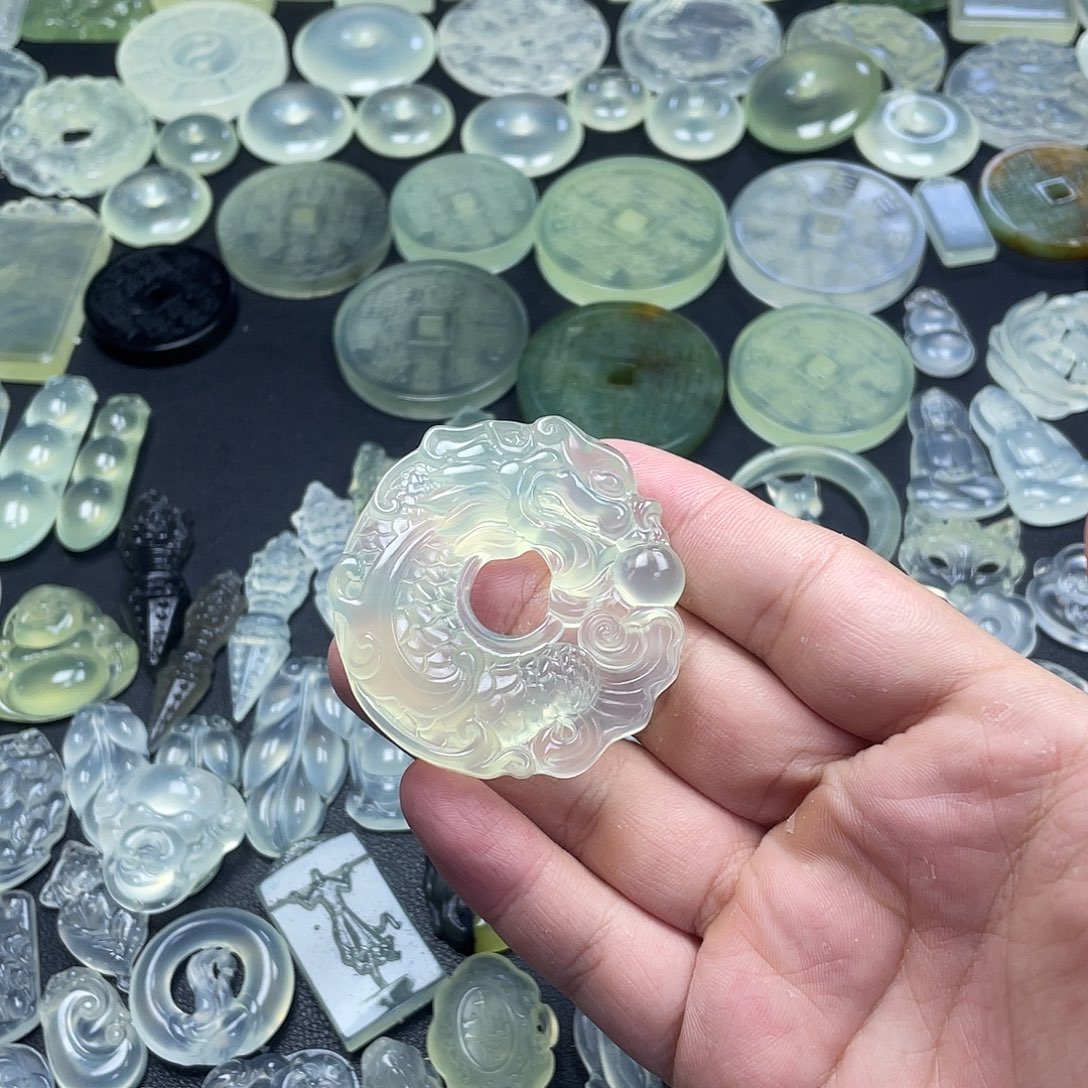 岫玉未镶嵌颈饰龙扣