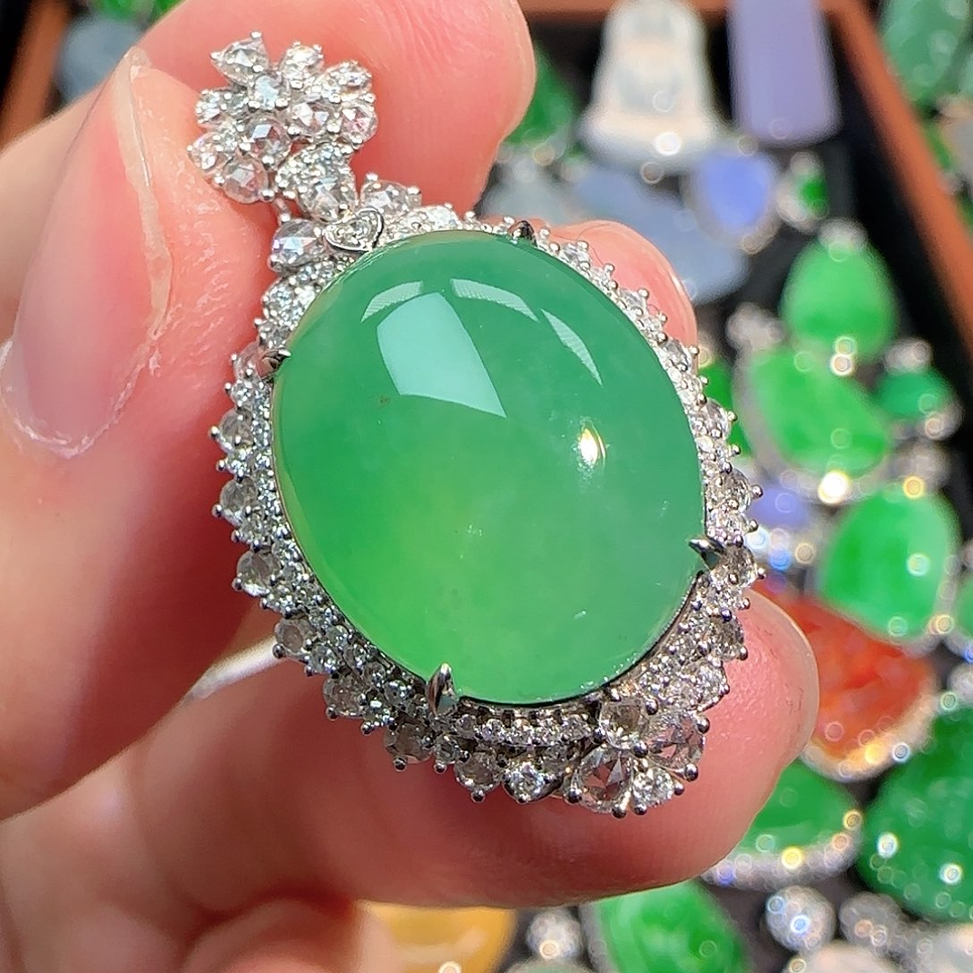 翡翠颈饰18K金镶嵌阳绿蛋面