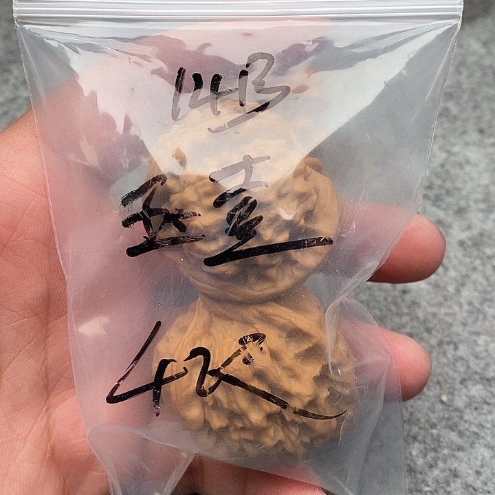 文玩核桃吊坠三棱