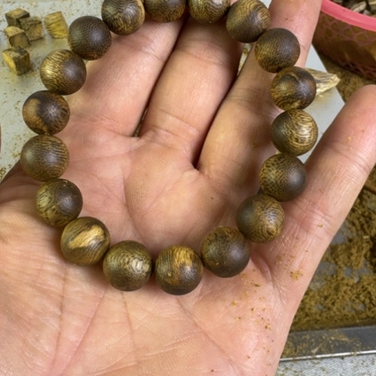 多***米沉香碎屑沉香绿棋：金沙叶，13mm克重12+