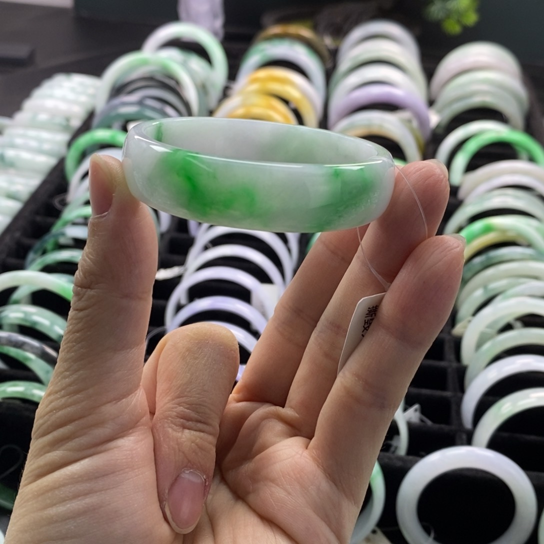 翡翠手镯未镶嵌手镯