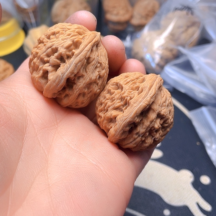 文玩核桃吊坠球形虎头