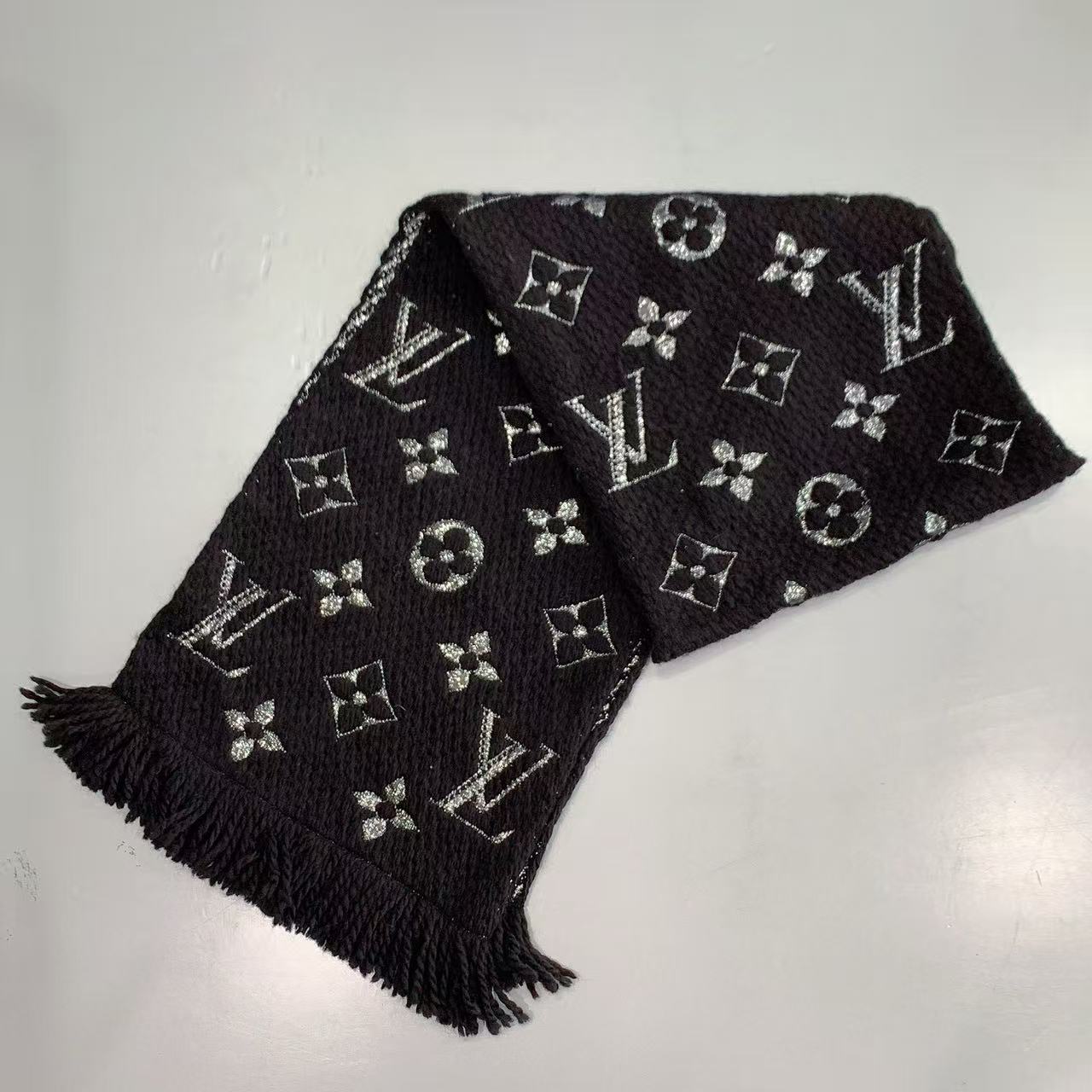 99新 LouisVuitton/路易威登 银丝黑围巾尺寸173*31CM