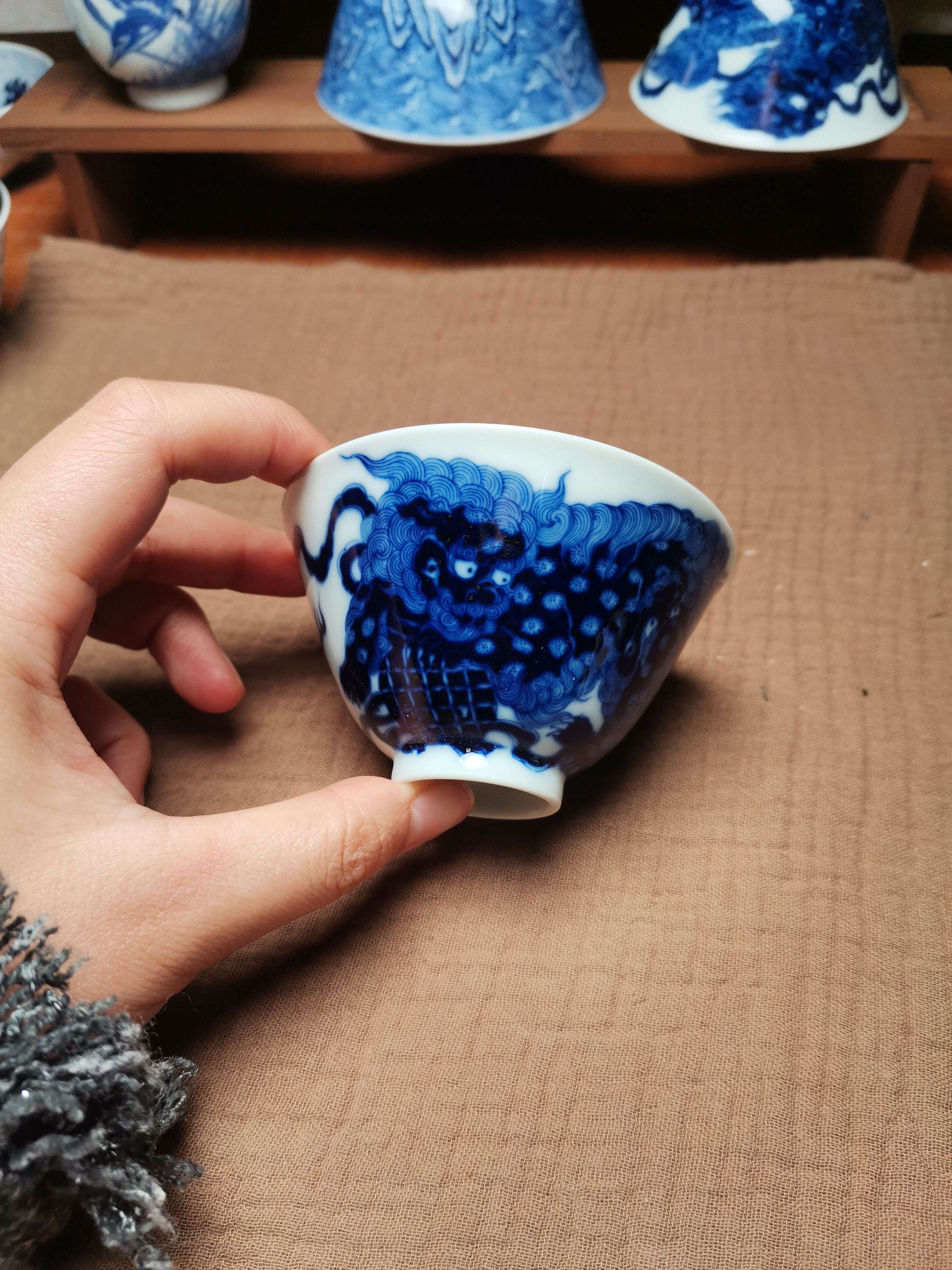 景德镇手绘双狮杯