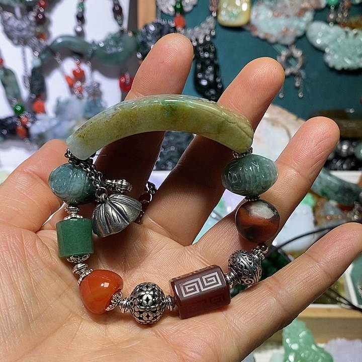 翡翠未镶嵌吊坠(赠链)