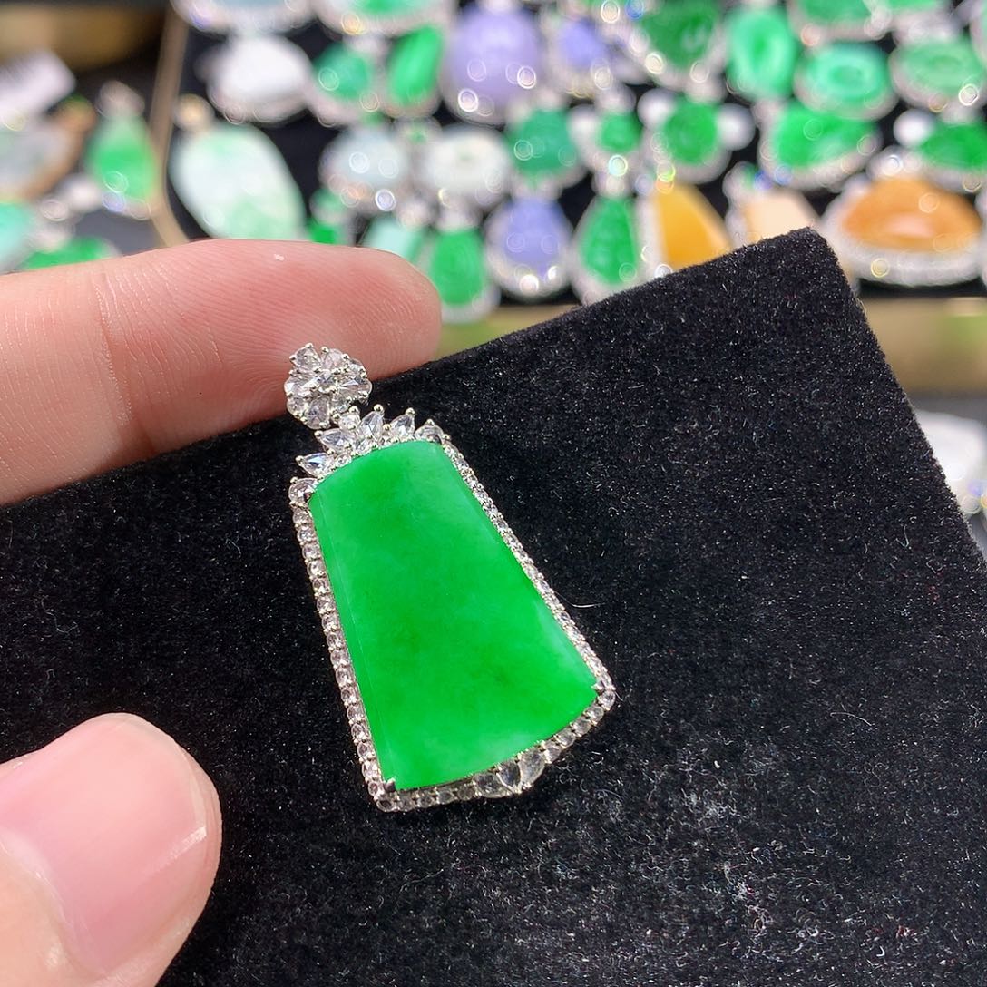 翡翠18K金镶嵌颈饰