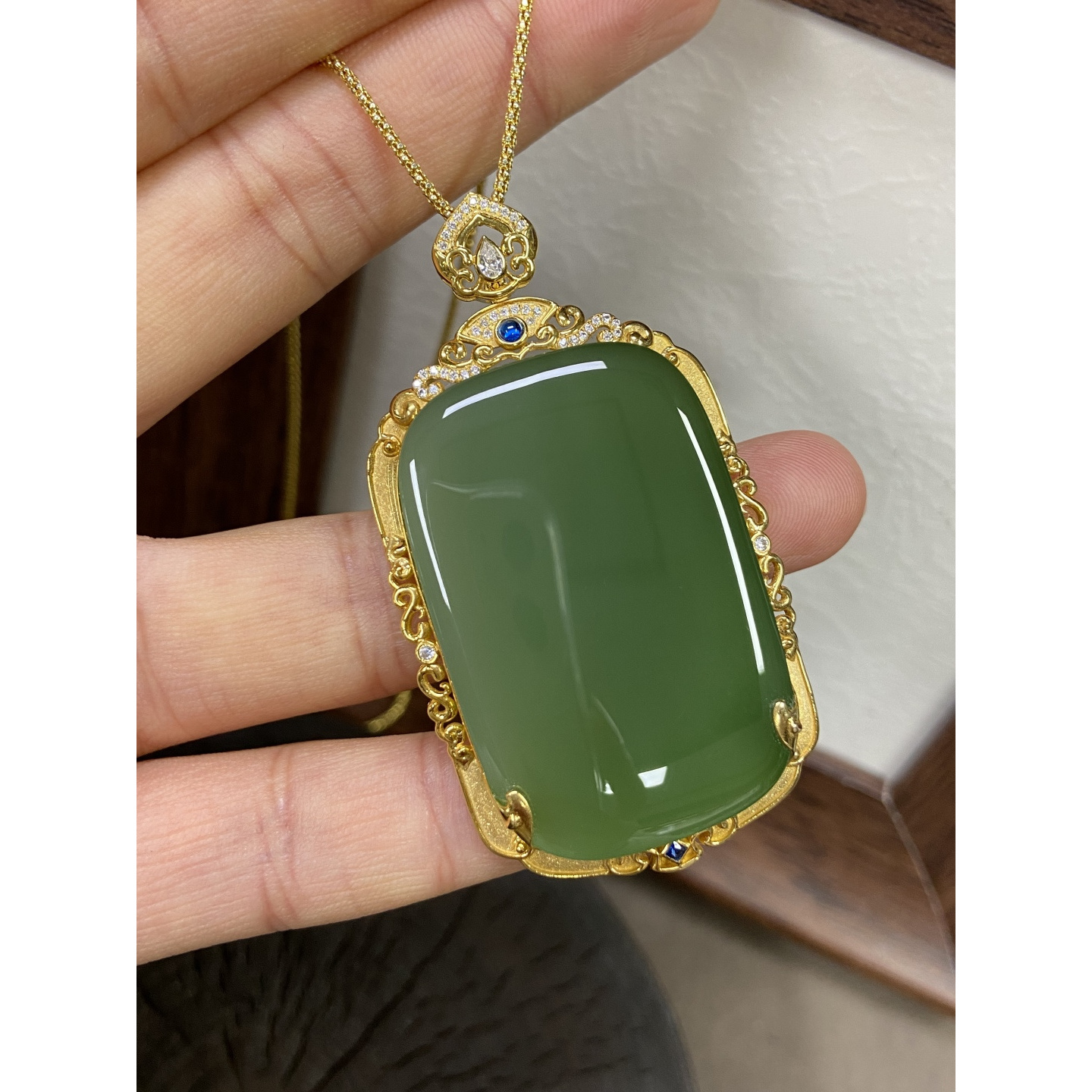 推荐18K金镶和田玉碧玉无事牌吊坠60*33*8mm18000玉质细腻油润色