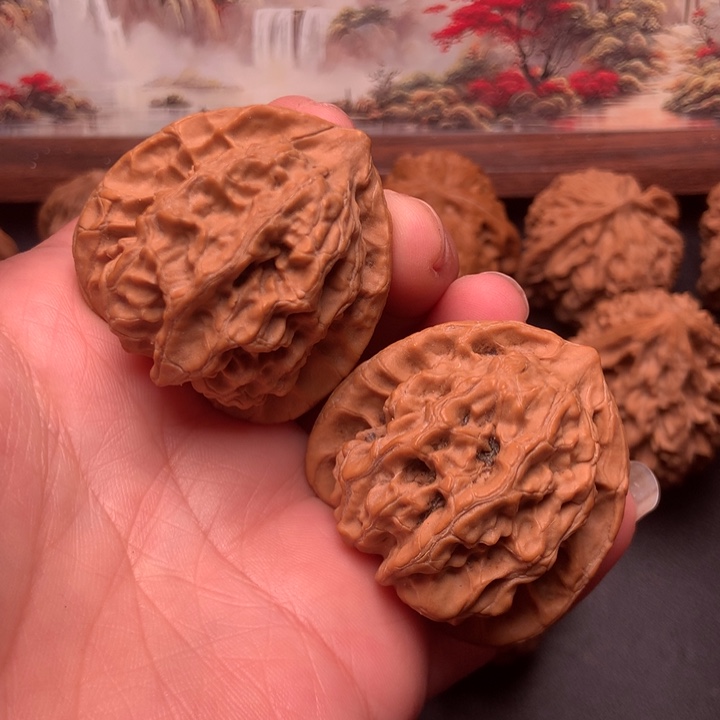 文玩核桃吊坠梨木台