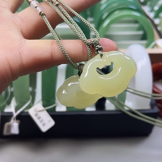 东陵石颈饰未镶嵌