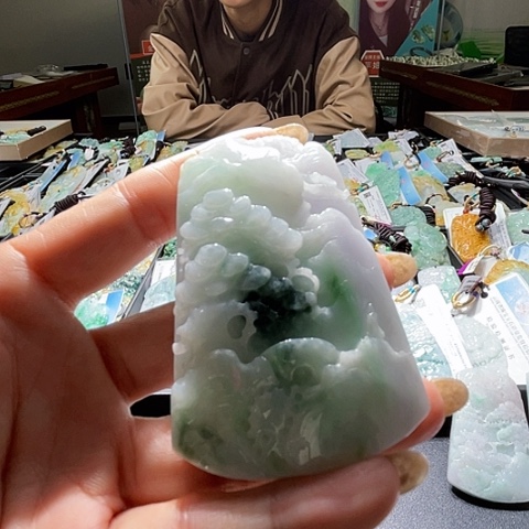 翡翠未镶嵌颈饰一个
