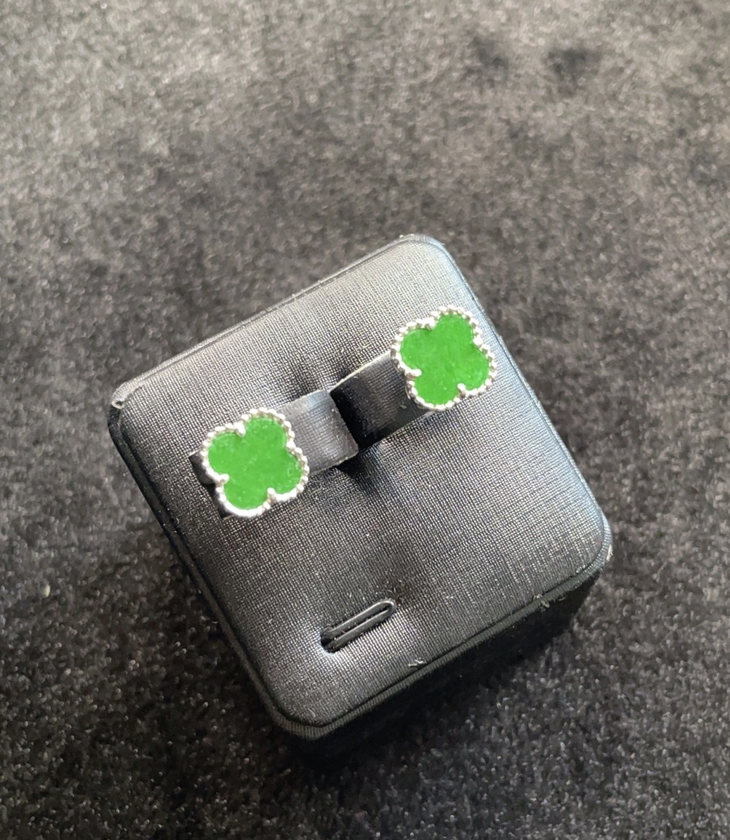 辣阳色卡9.5左右四叶草翡翠耳钉