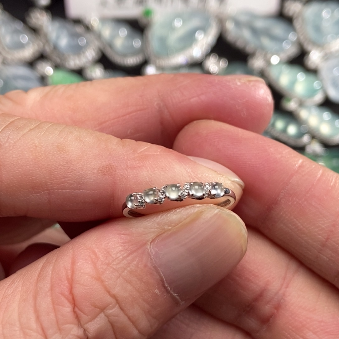 颈饰18K金镶嵌翡翠戒指