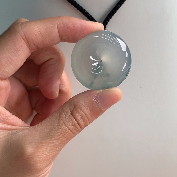 翡翠挂件未镶嵌…..