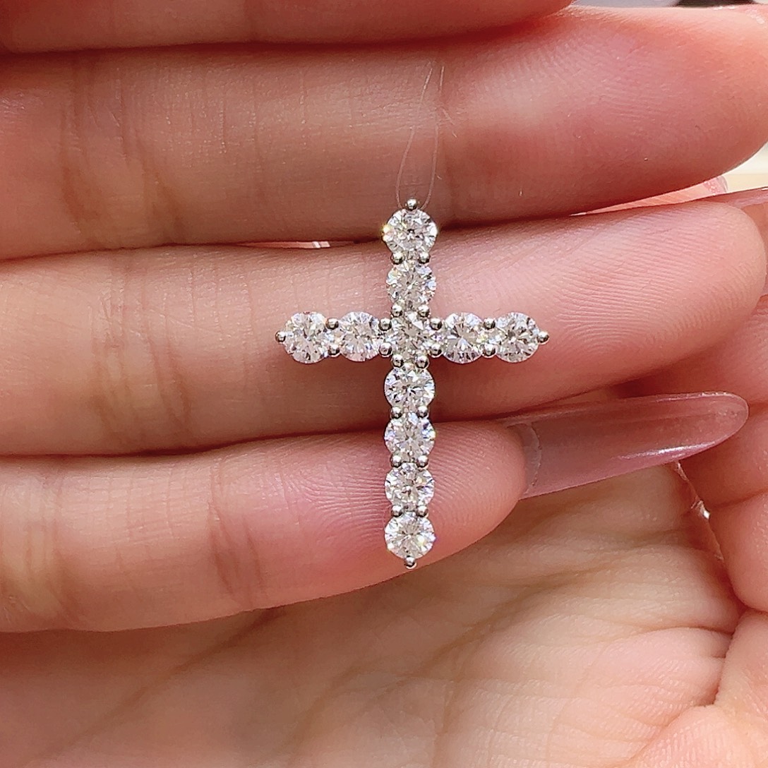 吊坠实验室培育钻石18K金镶嵌1.337ct K白十字架吊坠