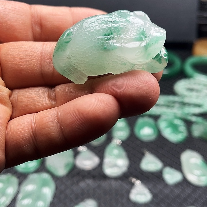 石英质玉（非洲翠）未镶嵌颈饰