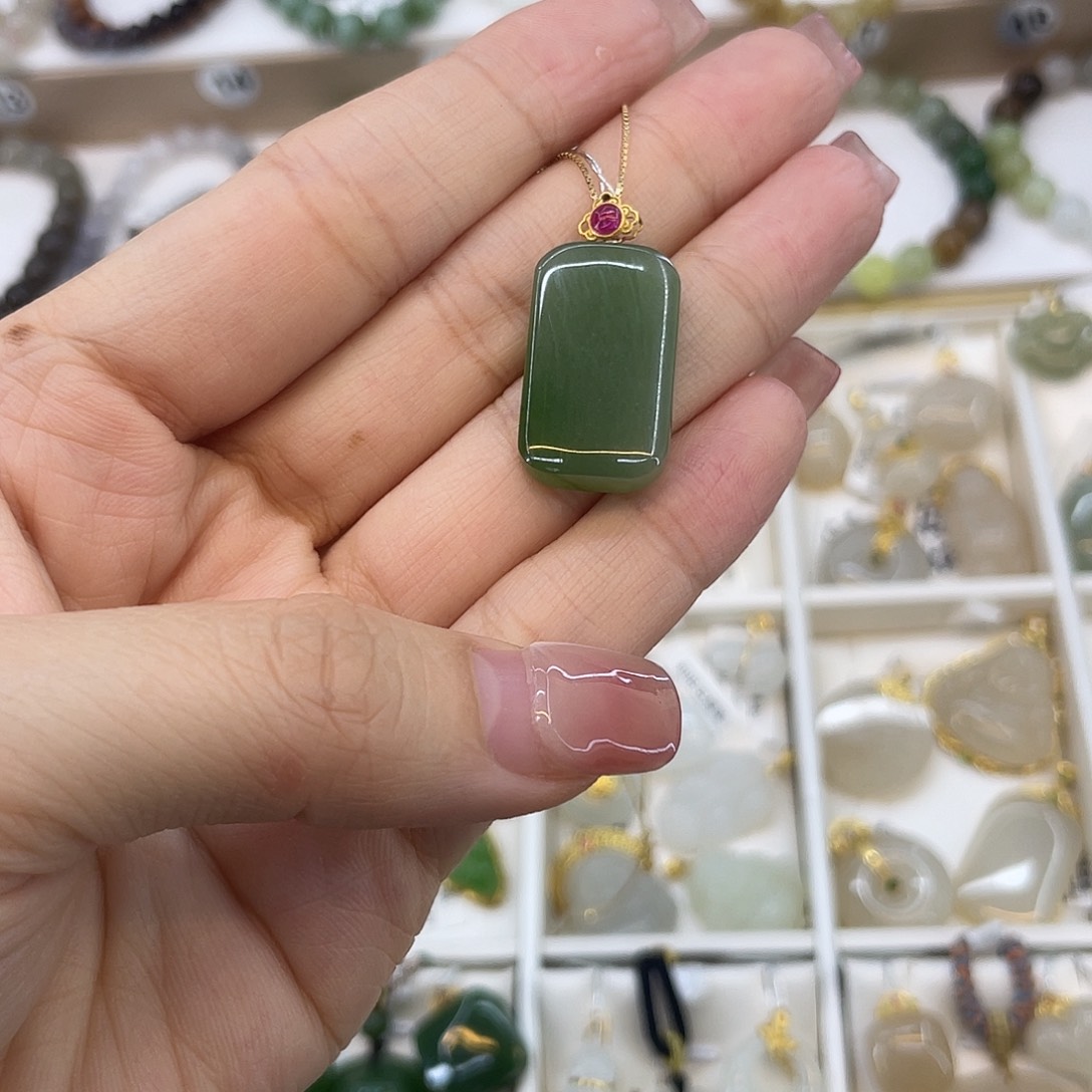 和田玉18K金镶嵌吊坠(赠链)