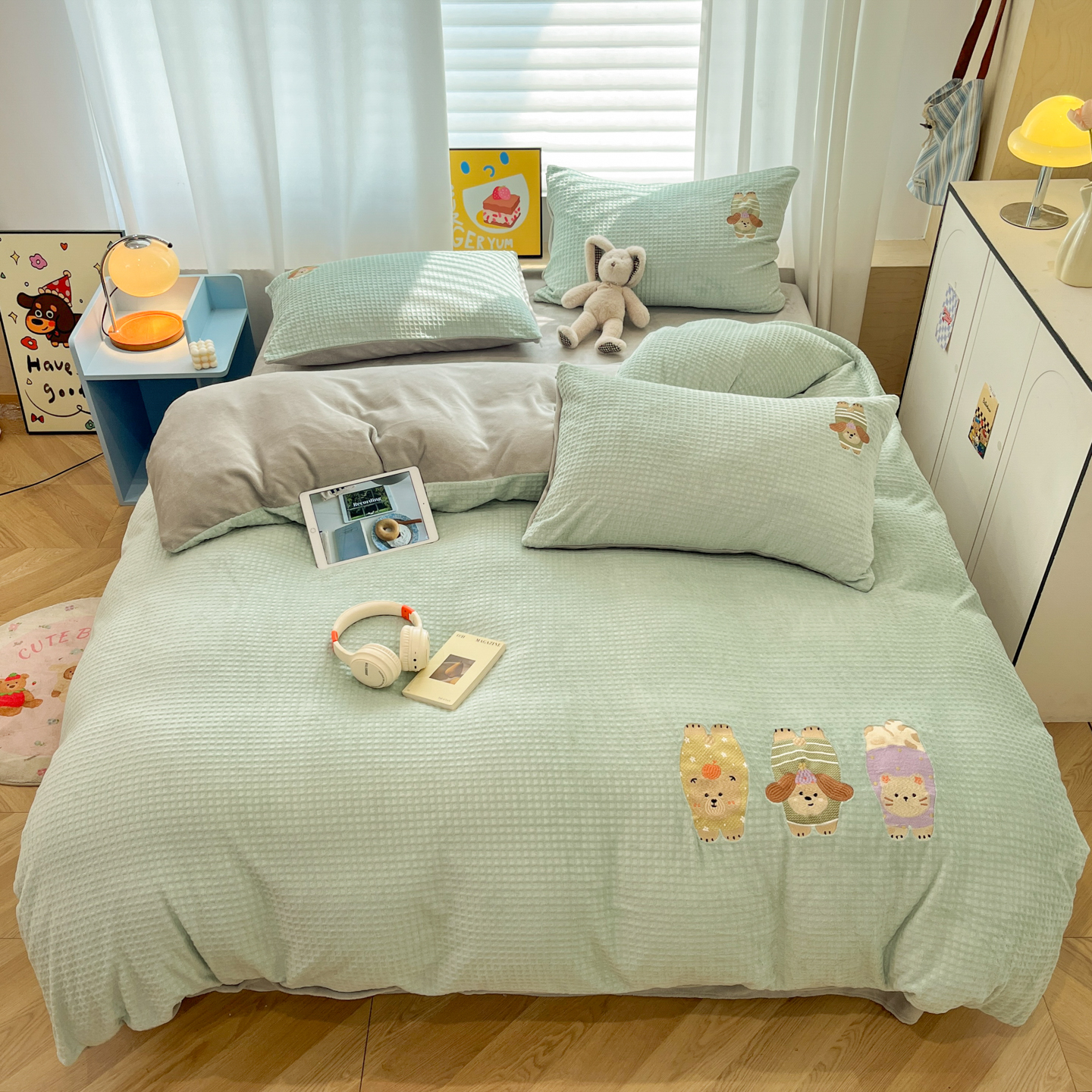 【小猫跳跳-绿】亲肤牛奶绒刺绣四件套-华夫格系列