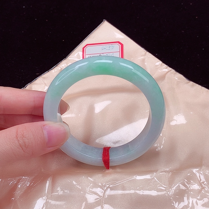 翡翠手镯未镶嵌翡翠