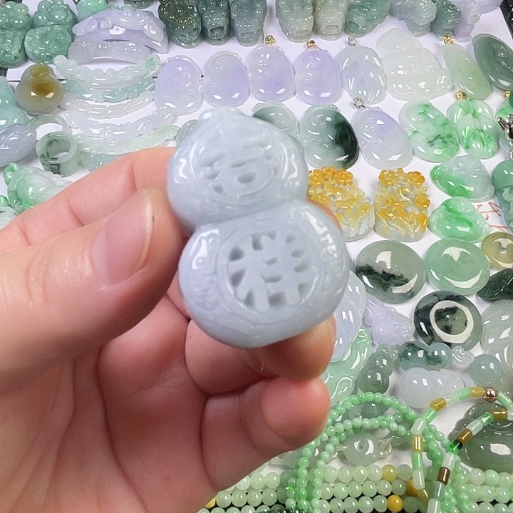 翡翠未镶嵌颈饰葫芦