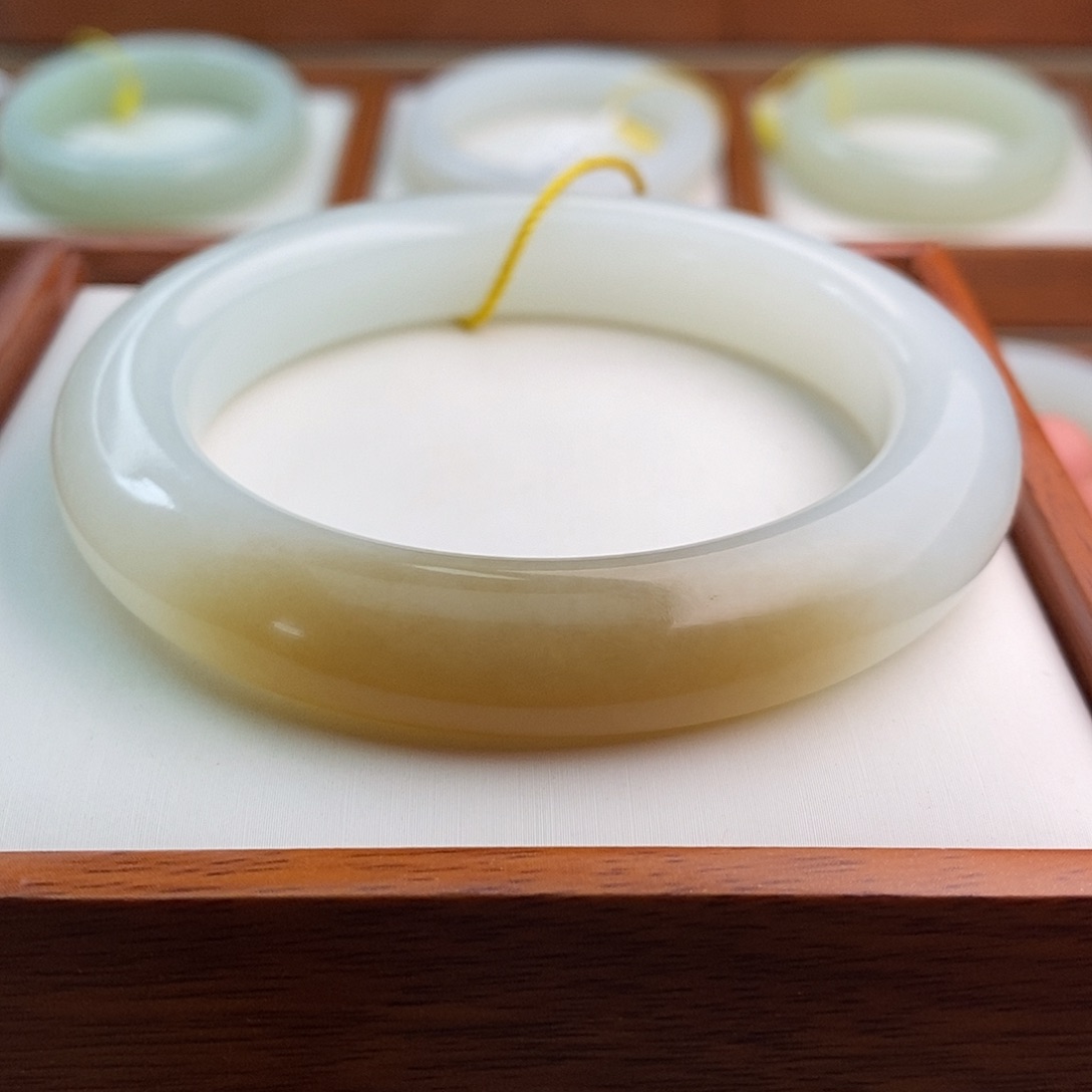 和田玉（糖玉）未镶嵌手镯