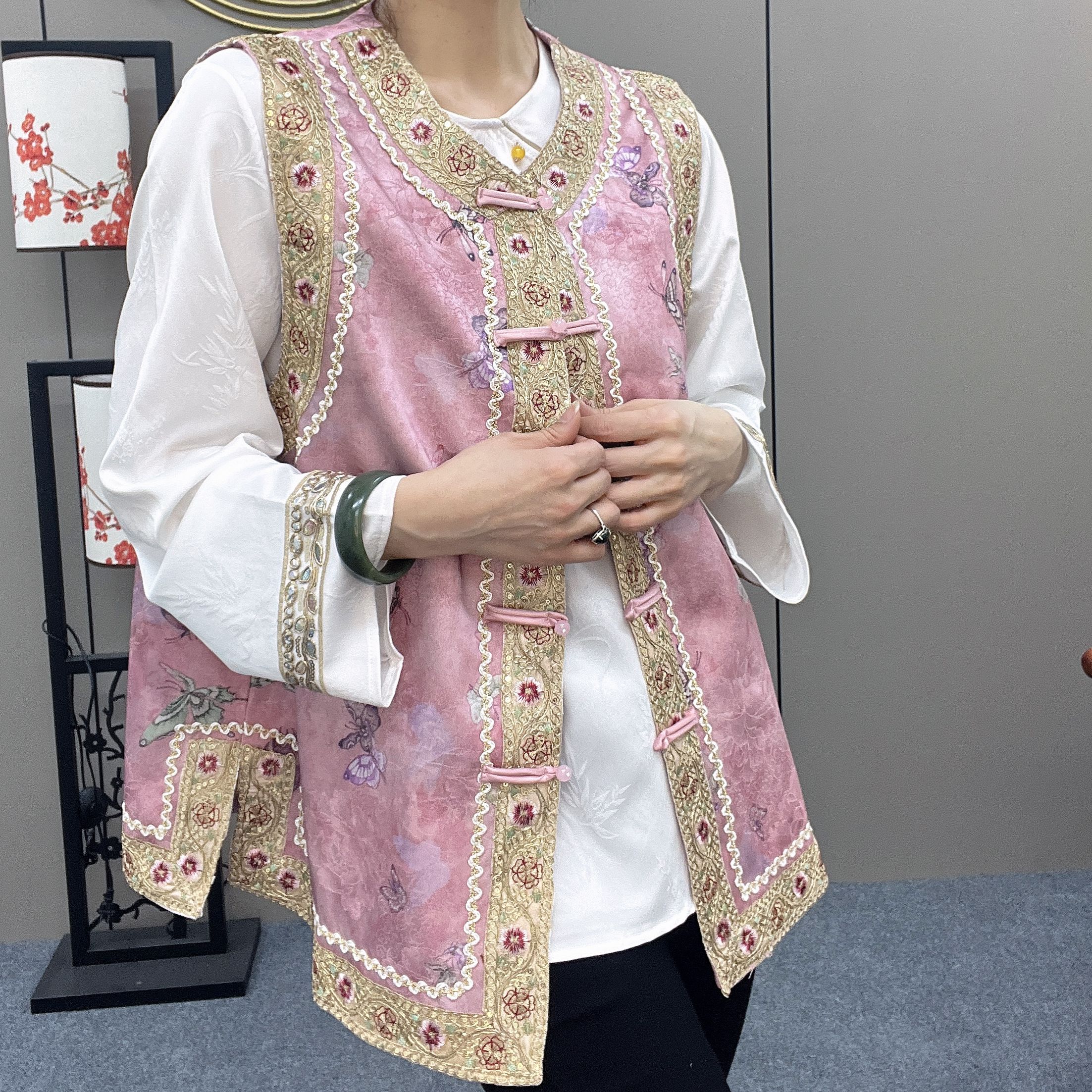 三姐家2025春款新中式蝴蝶提花盘扣马夹