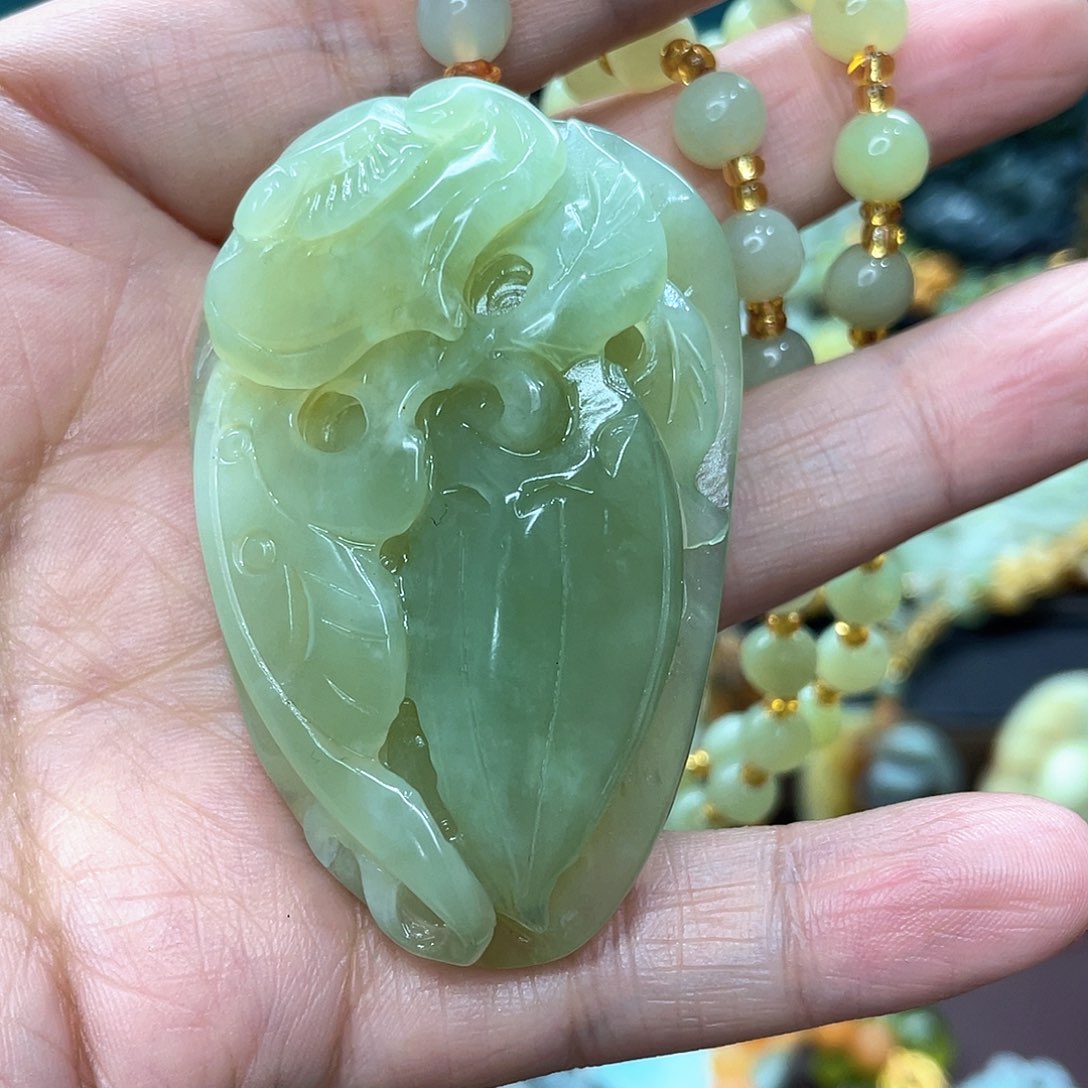 蛇纹石玉颈饰未镶嵌