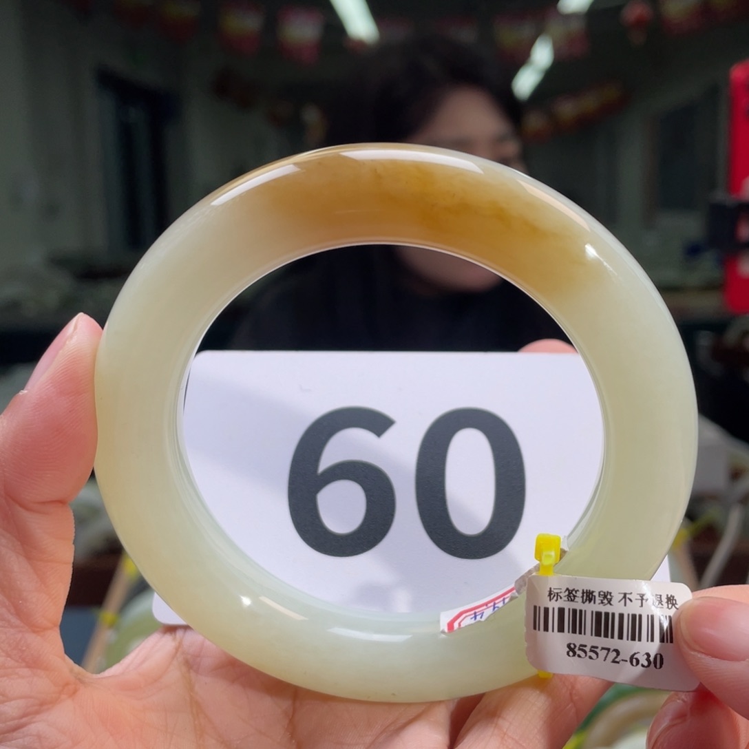 和田玉手镯未镶嵌石筋