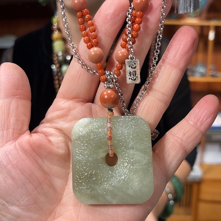 颈饰未镶嵌和田玉（糖玉）