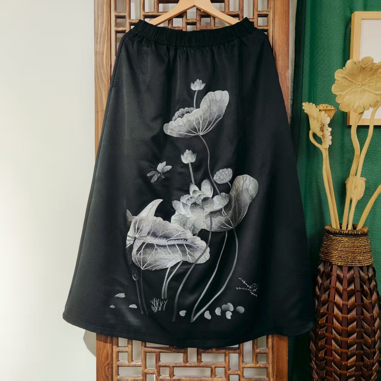 （LK142-3）凤徕兮私人定制黑底银白荷叶花刺绣全松紧加衬半裙