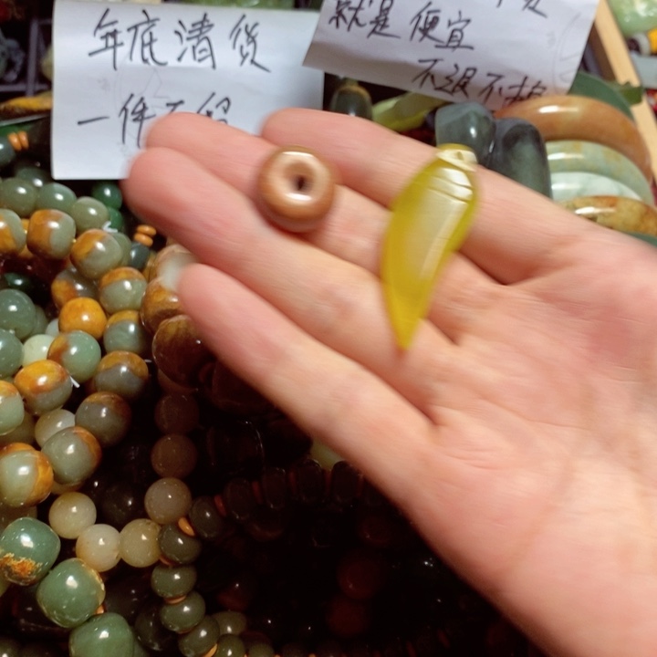 蛇纹石玉颈饰未镶嵌