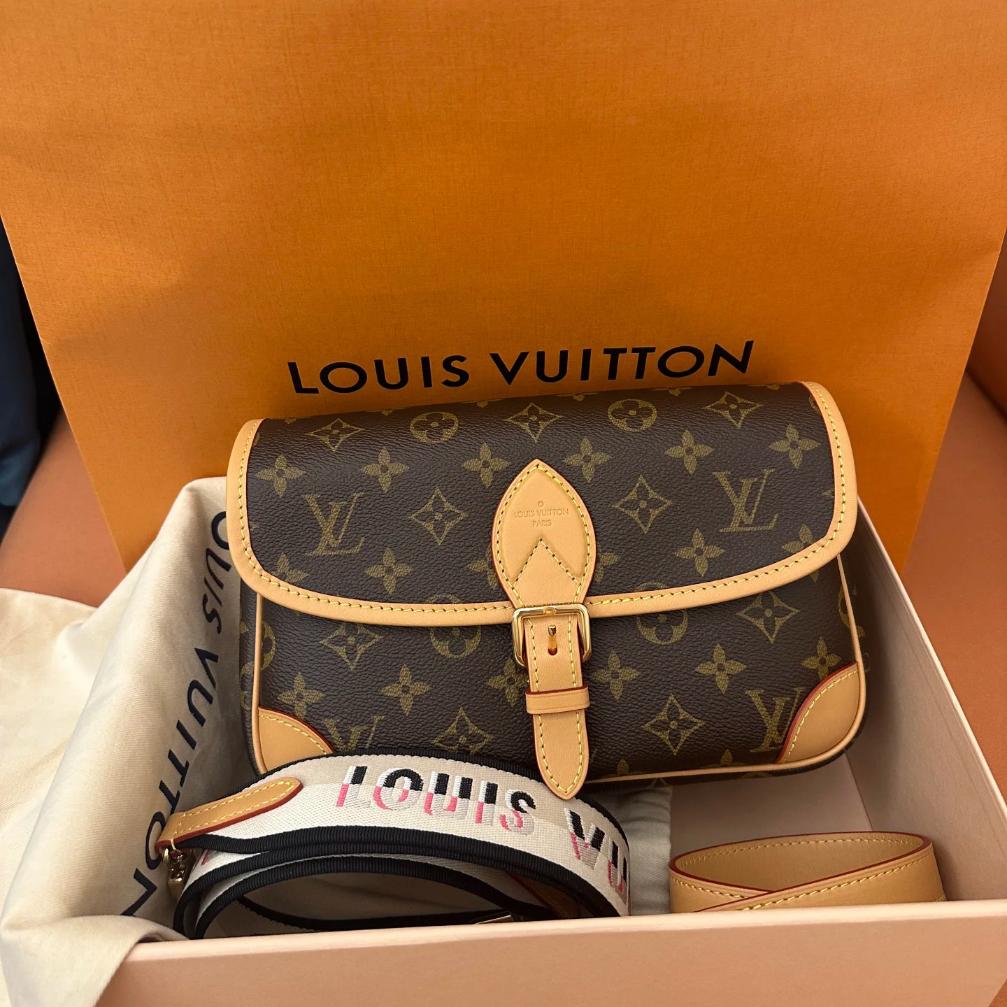 未使用 LouisVuitton/路易威登 蔚蓝/经典 黑肩带 法棍包 