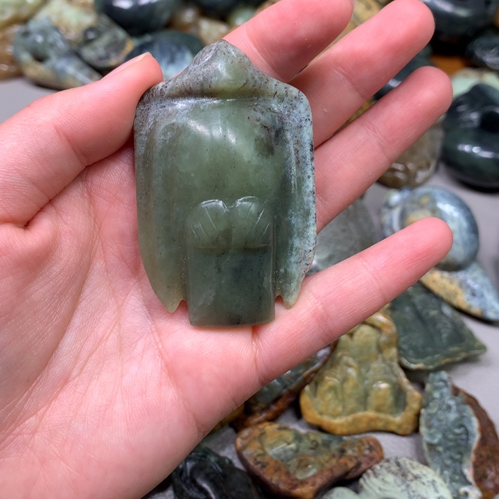 岫岩河磨玉（透闪石质玉）挂件未镶嵌释*