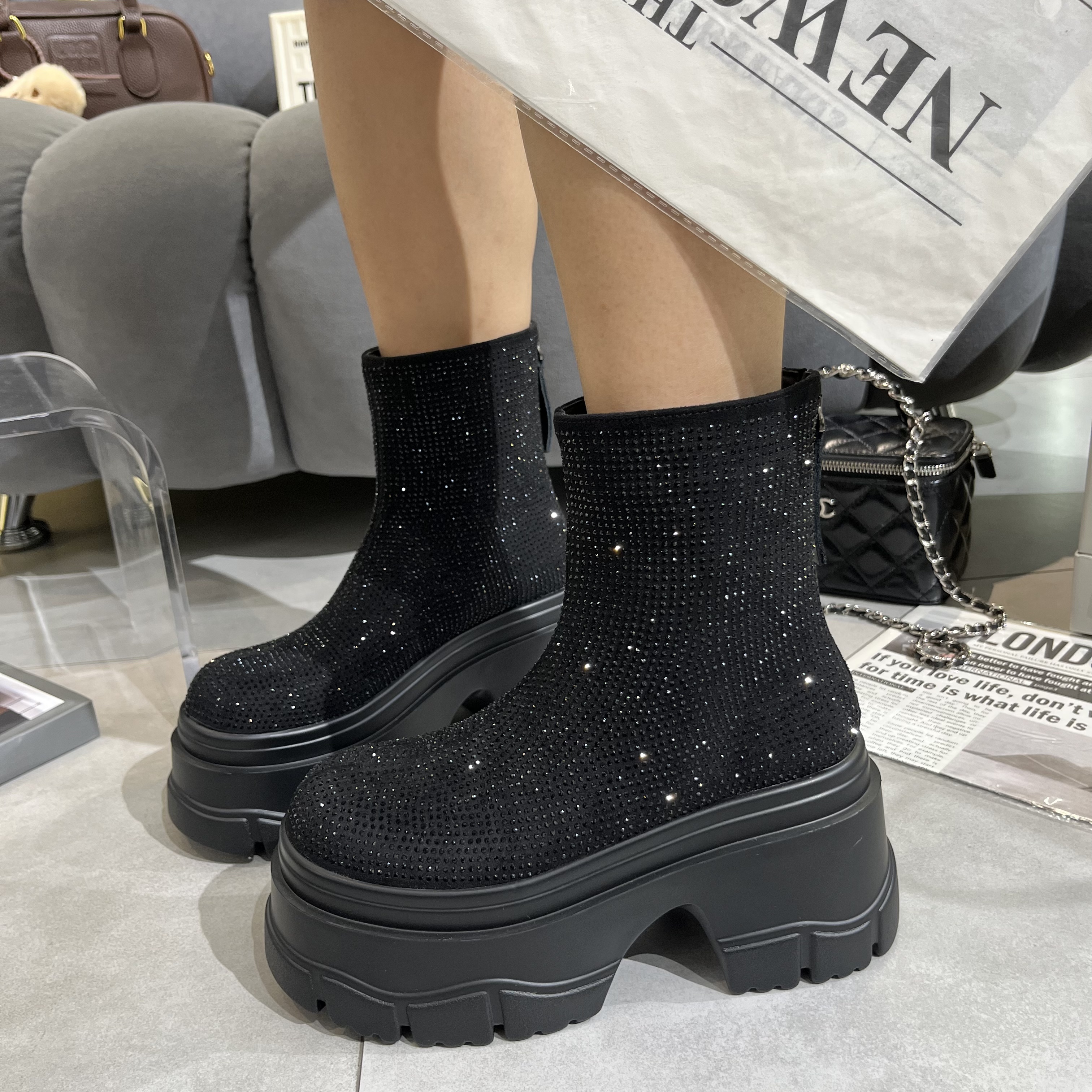 【合肥欢欢】“穿搭救星”秋冬时尚潮牌烫钻增高防水台厚底短靴女2312