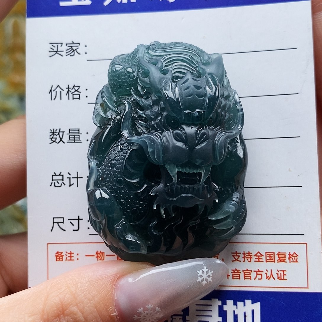 翡翠未镶嵌颈饰龙