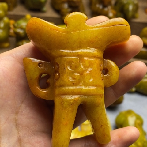 蛇纹石玉未镶嵌颈饰