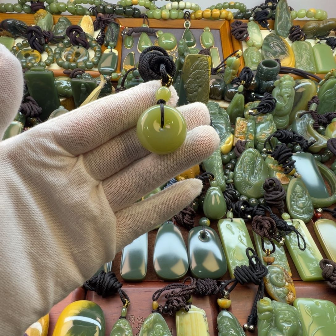 岫岩老玉（透闪石质玉）未镶嵌颈饰
