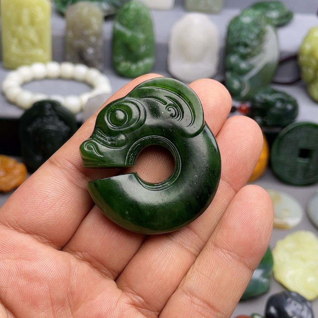 贝***哥和田玉未镶嵌颈饰