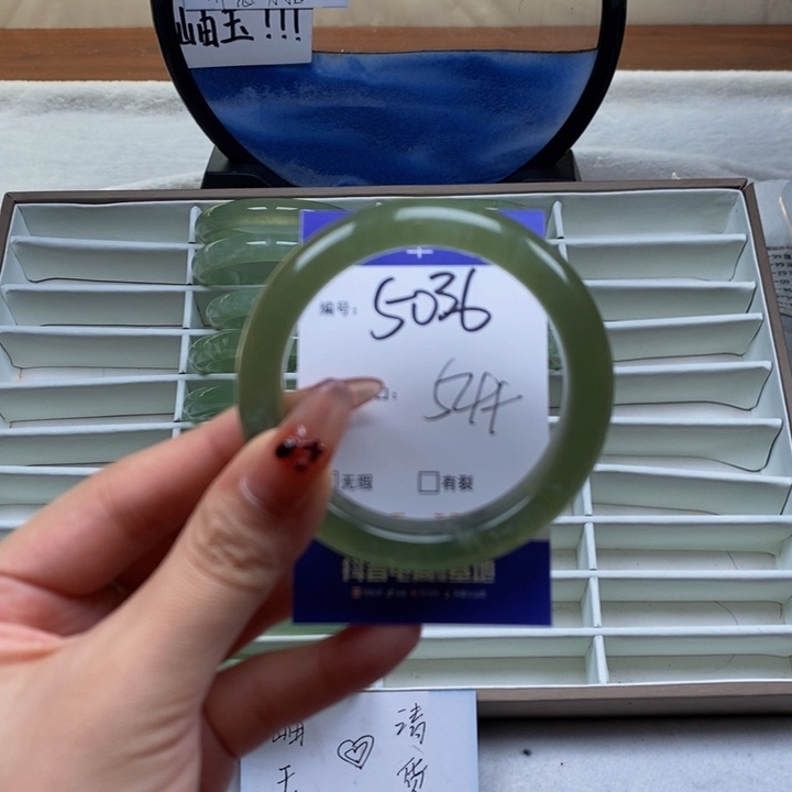 蛇纹石玉手镯未镶嵌