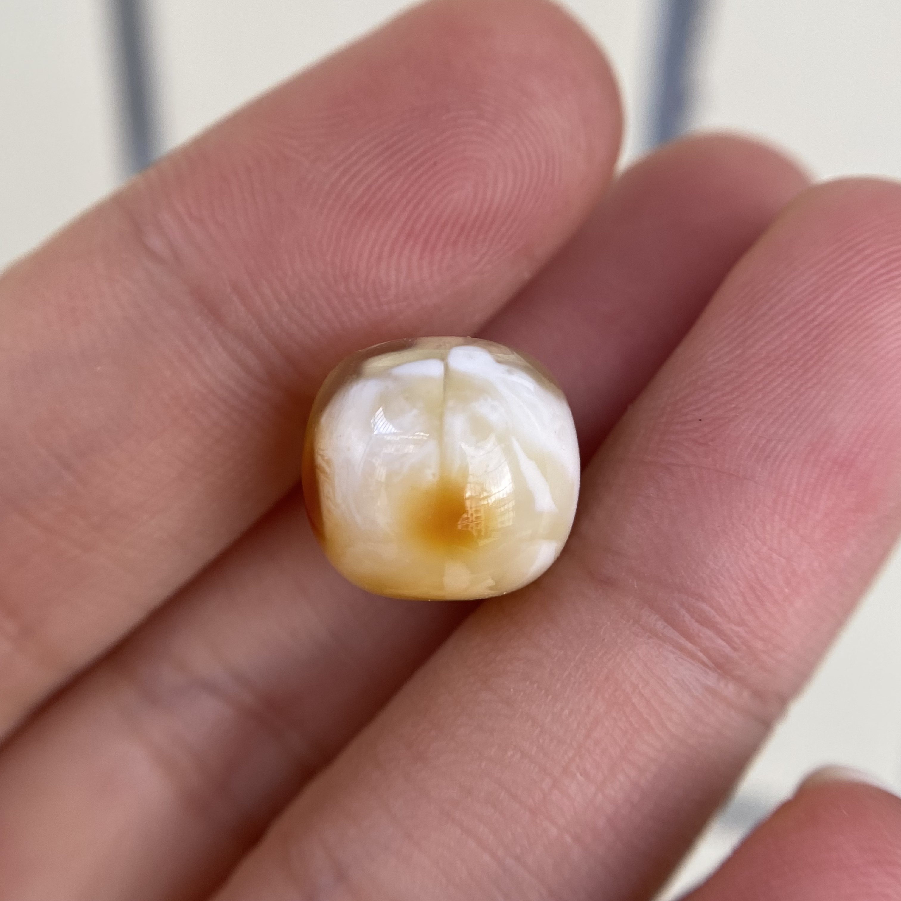 蜜蜡沁色白蜡老型12.8×11.8mm，清货不退有植物包裹体那条线是纹路